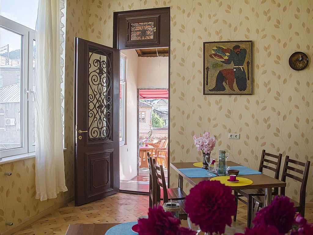 Griboedov Hostel & Suites تبليسي المظهر الخارجي الصورة