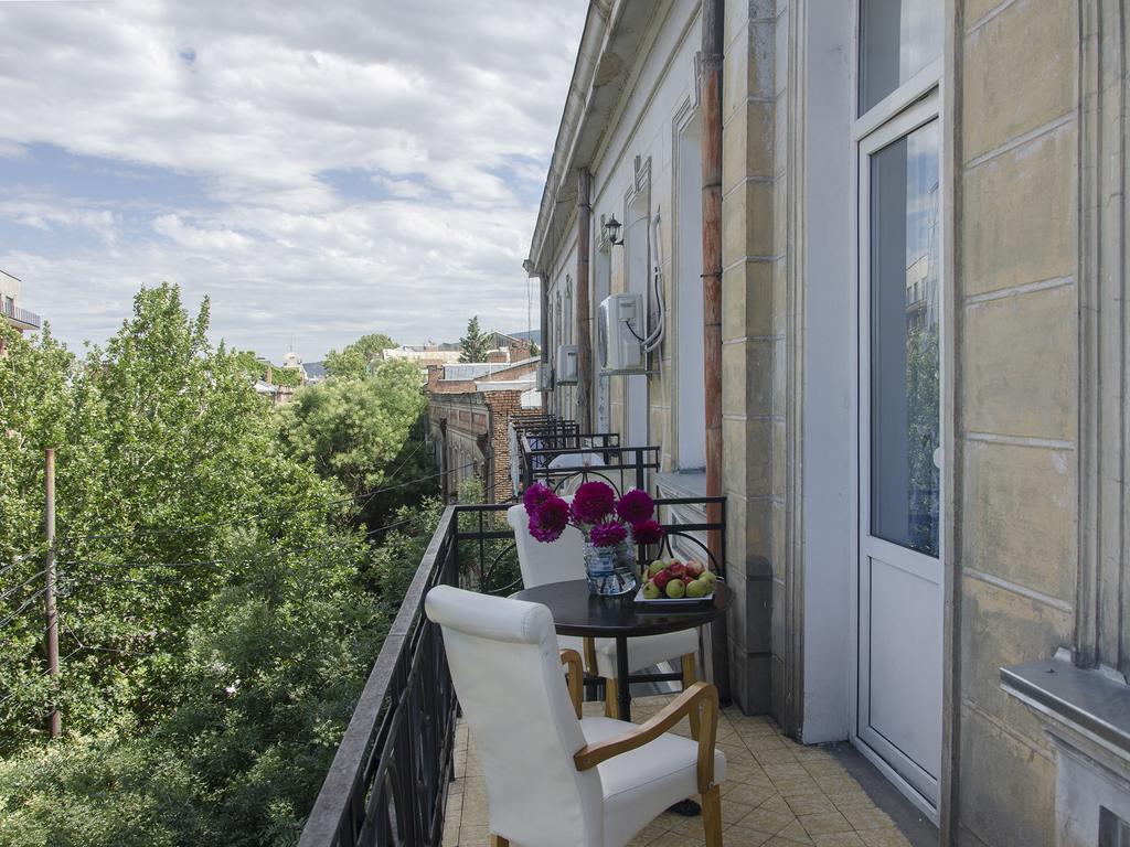 Griboedov Hostel & Suites تبليسي المظهر الخارجي الصورة