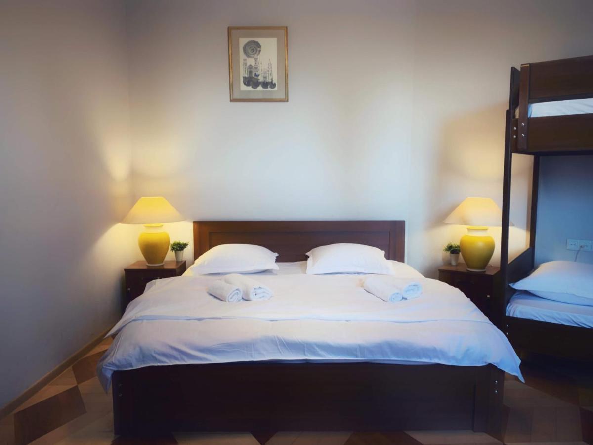 Griboedov Hostel & Suites تبليسي الغرفة الصورة